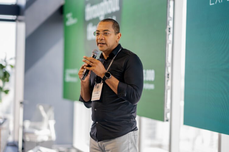 Wellington Silvério, Head de RH da John Deere na América Latina, no palco do RH Experience